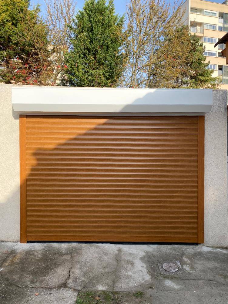 Porte de garage enroulable avec  motorisation Somfy sur Le Bouscat